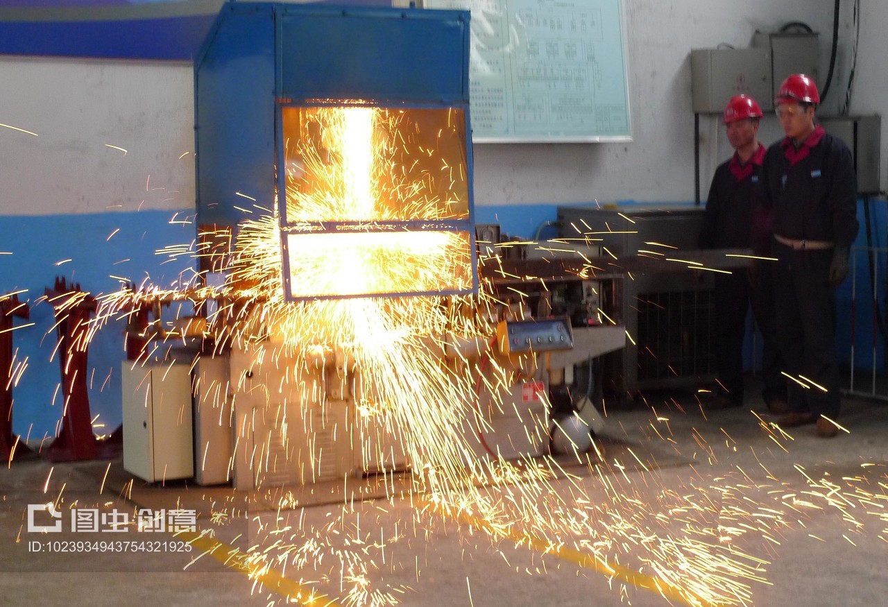 安徽省淮北市,一家钢铁加工制造企业的职工,冶炼钢铁时钢花四溅。